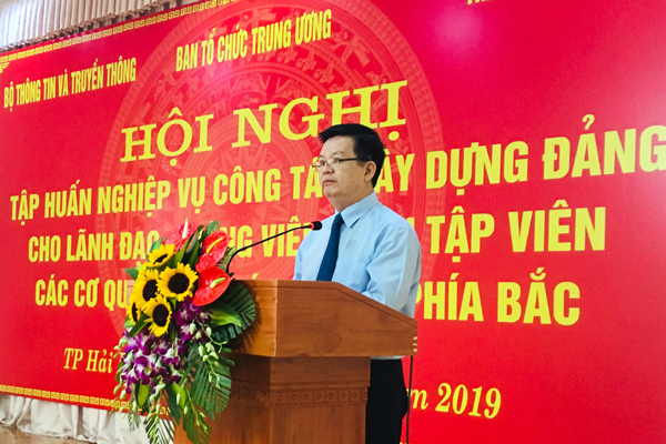 Ông Mai Văn Chính, Ủy viên Trung ương Đảng, Phó Trưởng ban Tổ chức Trung ương phát biểu tại Hội nghị