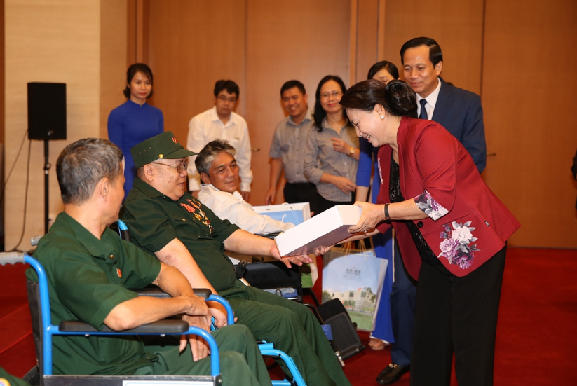 Chủ tịch Quốc hội Nguyễn Thị Kim Ngân tặng quà cho các đại biểu thương binh nặng tiêu biểu toàn quốc