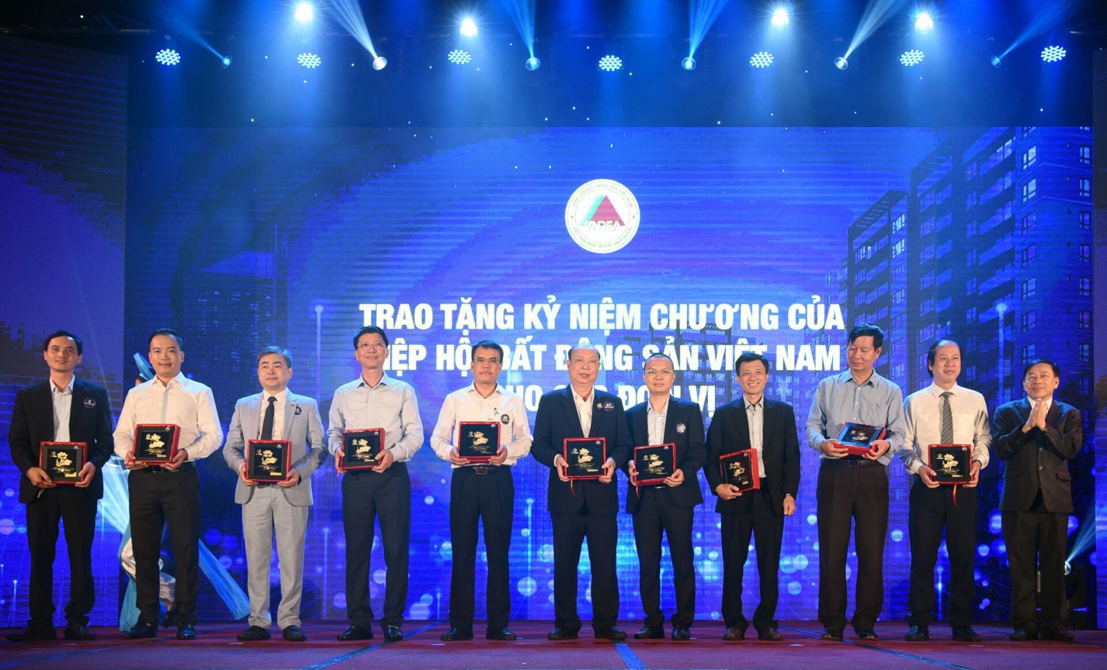Nghi thức trao tặng kỷ niệm chương của Hiệp hội Bất động sản Việt Nam cho