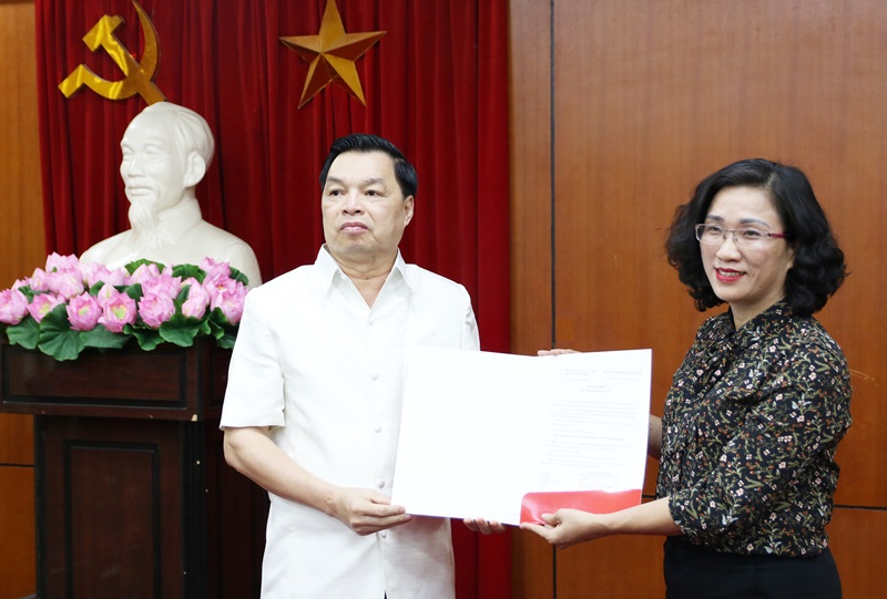 Ông Lê Mạnh Hùng trao quyết định cho bà Đinh Thị Mai