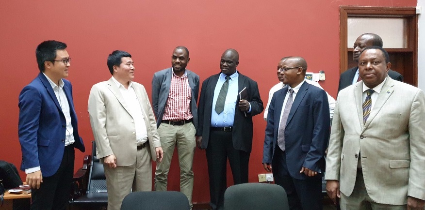Đại diện lãnh đạo Chính phủ Tanzania và đại điện Tập đoàn T&T Group chia sẻ niềm vui sau khi hợp đồng được ký kết 