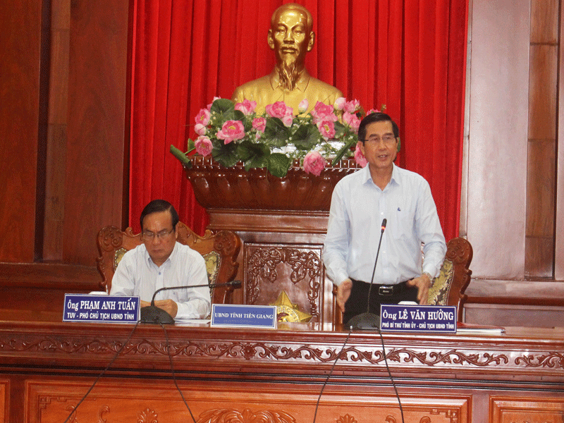 Ông Lê Văn Hưởng, Chủ tịch UBND tỉnh Tiền Giang, phát biểu tại cuộc họp gỡ vướng vốn tín dụng dự án.
