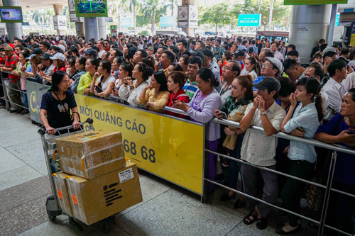 Hàng nghìn người đến Tân Sơn Nhất đón người thân từ nước ngoài về quê ăn Tết cổ truyền Kỷ Hợi. Ảnh: Quỳnh Trần