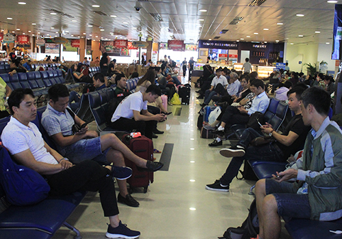 Hành khách tại phòng chờ sân bay Tân Sơn Nhất. Ảnh: Đoàn Loan