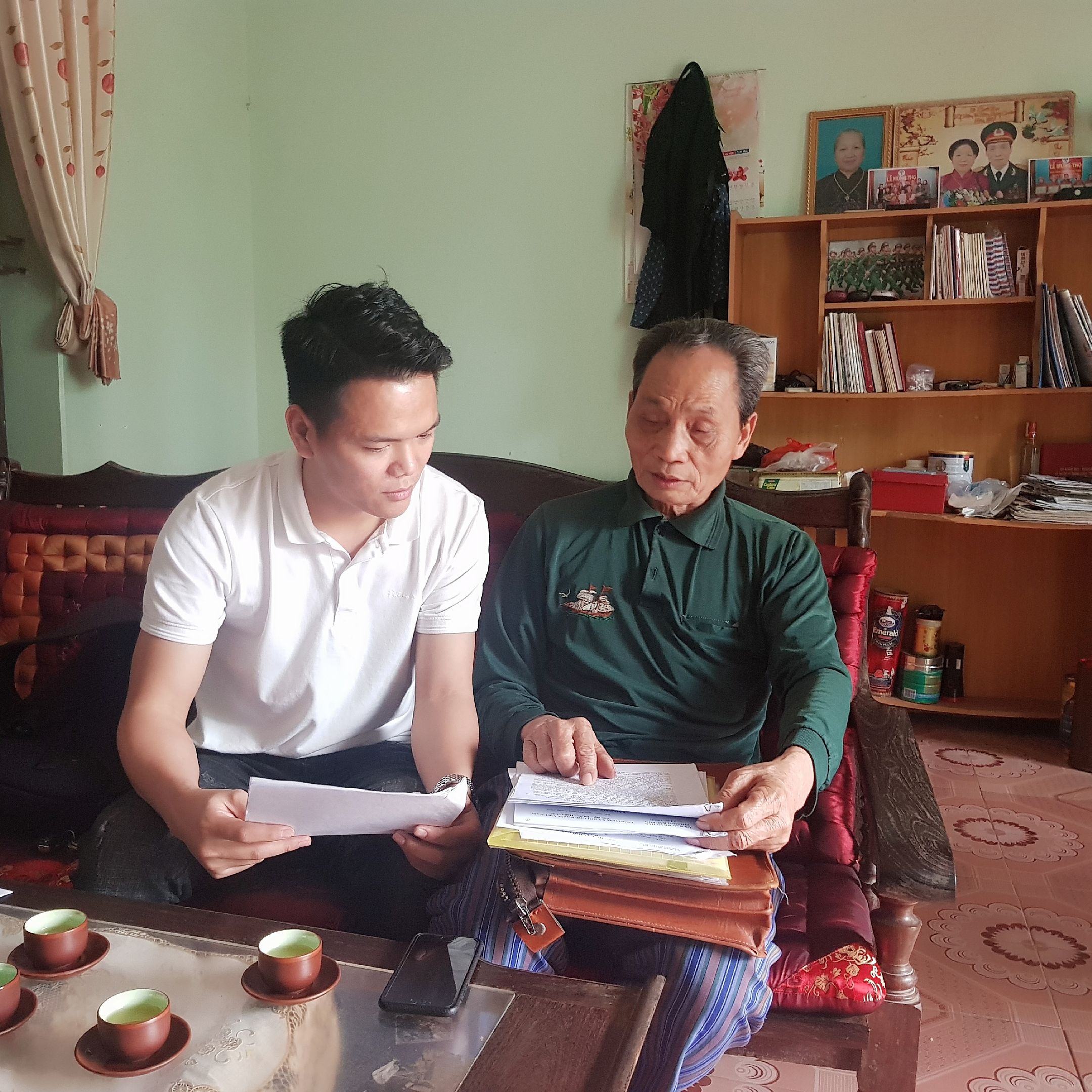 Đại tá Nguyễn Văn Thệ (phải) trao đổi với phóng viên Reatimes.