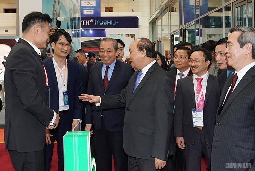 Thủ tướng tham quan triển lãm của các doanh nghiệp tư nhân - Ảnh: VGP/Quang Hiếu