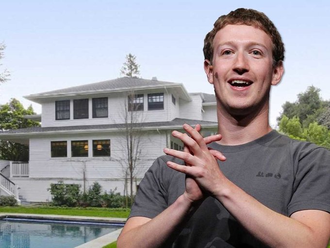 Nơi ở chính của vợ chồng Mark Zuckerberg là căn biệt thự rộng hơn 465m2 tại Palo Alto, được mua vào tháng 5/2011 với giá 7 triệu USD. Các năm tiếp theo, anh mua thêm 4 căn nhà tại Palo Alto, với số tiền tổng cộng 43 triệu USD.

Sau khi mua, anh cho chủ cũ thuê lại và lên kế hoạch phá dỡ chúng vào năm 2016. Tuy nhiên, chính quyền thành phố không chấp thuận. Do đó, Mark trình kế hoạch xin cải tạo 2 căn và xây lại 2 căn.
