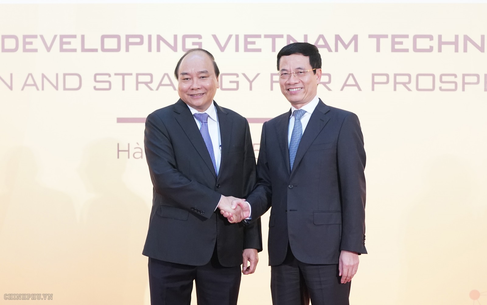 Thủ tướng Nguyễn Xuân Phúc và Bộ trưởng Bộ TTTT Nguyễn Mạnh Hùng. Ảnh VGP/Quang Hiếu