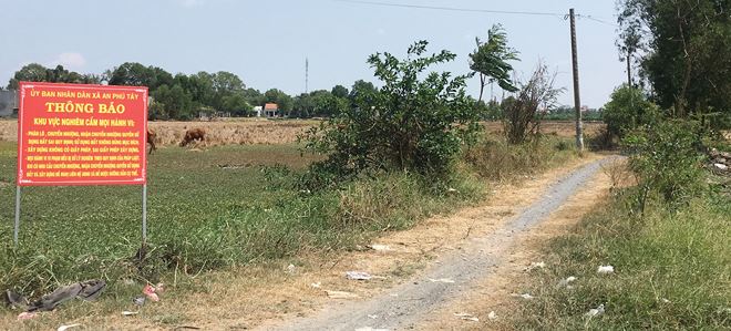 Một tấm bảng thông báo cấm phân lô đất nông nghiệp của UBND xã An Phú Tây, huyện Bình Chánh.