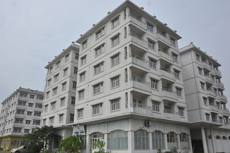 Ba tòa nhà tái định cư ở quận Long Biên, Hà Nội bị đề xuất phá bỏ đang xuống cấp nghiêm trọng. Ảnh: Lê Quân