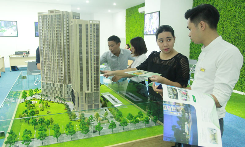 Khách hàng tham khảo thông tin một dự án văn phòng ở Hà Nội. Ảnh: Công Hùng