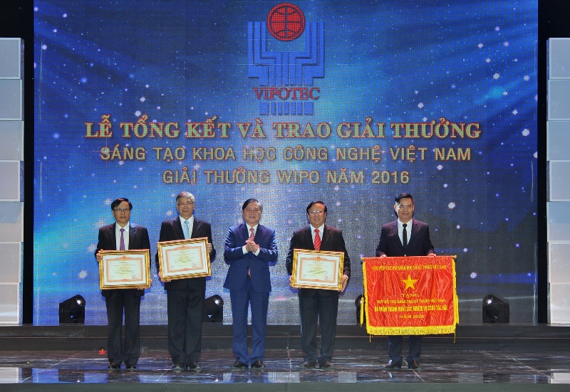 Ông Phạm Thành Công, Chủ tịch Tập đoàn GFS (ngoài cùng bên trái) nhận bằng khen của Thủ tướng Chính phủ.