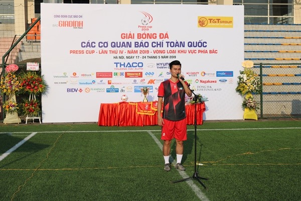 Đại diện cầu thủ đội bóng tuyên thệ khi tham dự giải đấu.