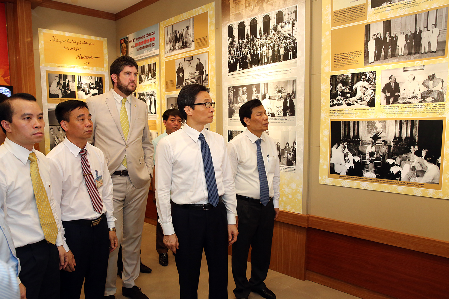 Phó Thủ tướng Vũ Đức Đam thăm phòng trưng bày. Ảnh: VGP/Đình Nam