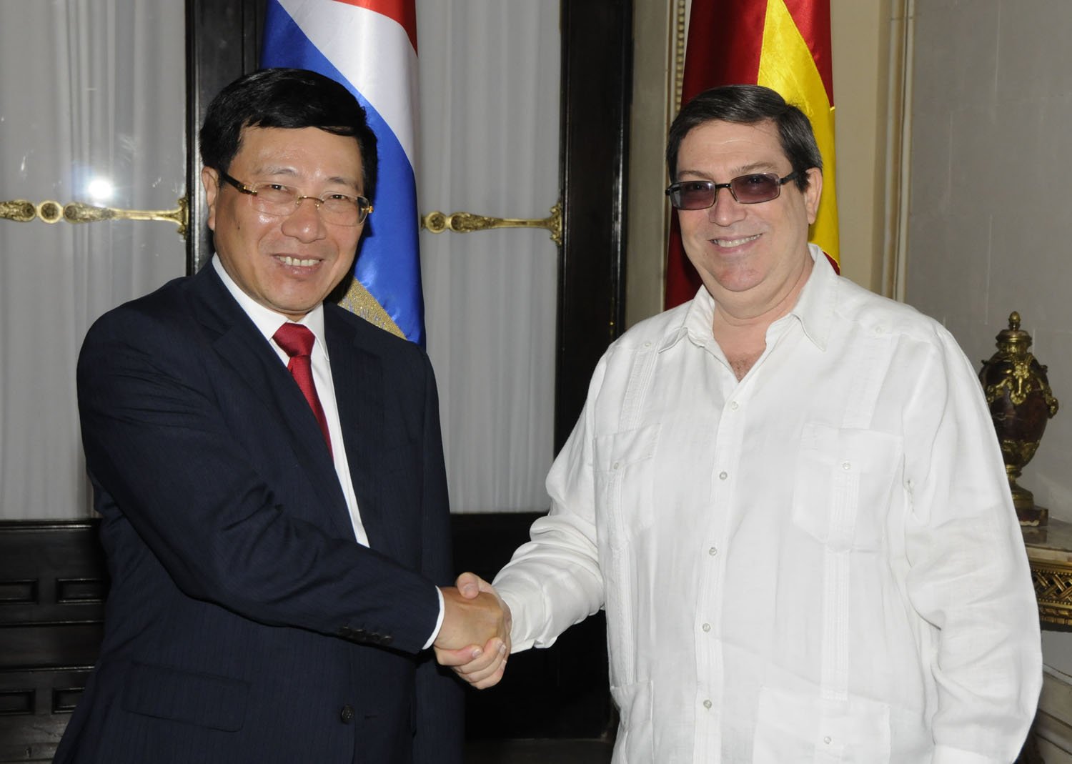 Phó Thủ tướng Phạm Bình Minh và Bộ trưởng Ngoại giao nước Cộng hòa Cuba Bruno Rodríguez Parrilla. Ảnh: baoquocte.vn