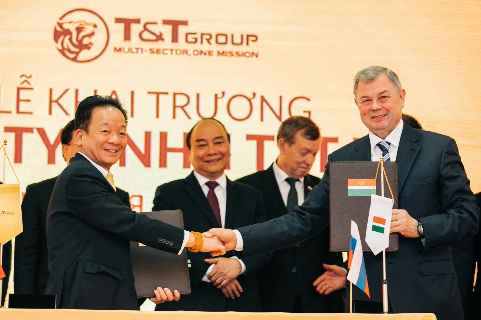 Chủ tịch HĐQT kiêm Tổng giám đốc Tập đoàn T&T Group Đỗ Quang Hiển và Thống đốc tỉnh Kaluga Anatoly Artamonov trao thỏa thuận hợp tác khung giữa tỉnh Kaluga và T&T Group