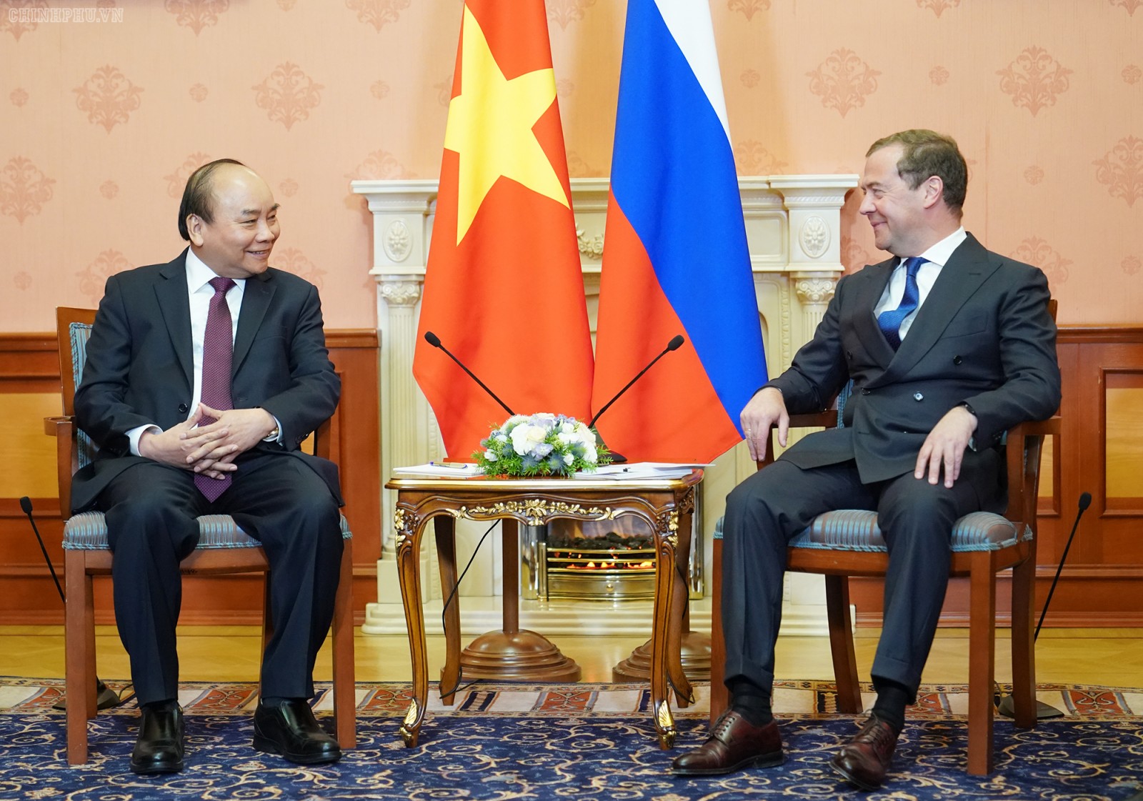 Hai Thủ tướng Việt Nam và Nga gặp gỡ. Ảnh: VGP/Quang Hiếu