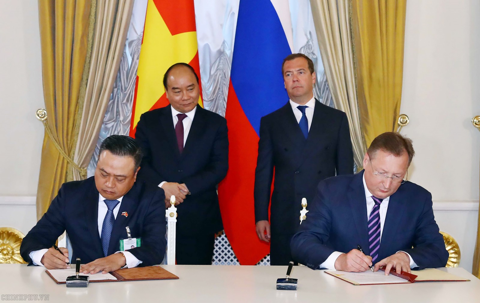 Hai Thủ tướng Việt Nam và Nga chứng kiến lễ ký các văn kiện hợp tác. Ảnh: VGP/Quang Hiếu