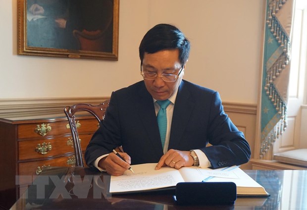 Phó Thủ tướng, Bộ trưởng Ngoại giao Phạm Bình Minh ghi lưu bút tại trụ sở Bộ Ngoại giao Hoa Kỳ ở Thủ đô Washington D.C, ngày 22/5. (Ảnh: Đặng Huyền/TTXVN)
