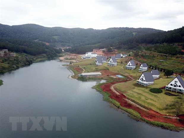 Khu vực hồ Tuyền Lâm bị xâm phạm (Ảnh: Đặng Tuấn/TTXVN)
