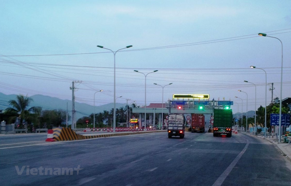 Bộ Giao thông Vận tải yêu cầu Tổng cục Đường bộ Việt Nam triển khai các biện pháp giám sát chặt, chống thất thoát doanh thu trạm thu phí BOT. (Ảnh: Việt Hùng/Vietnam+)