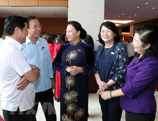 Chủ tịch Quốc hội Nguyễn Thị Kim Ngân, Phó Chủ tịch nước Đặng Thị Ngọc Thịnh với các đại biểu trao đổi trong giờ giải lao. (Ảnh:Văn Điệp/TTXVN)