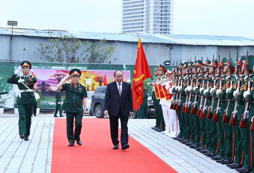 Thủ tướng Nguyễn Xuân Phúc duyệt đội danh dự. (Ảnh: Thống Nhất/TTXVN)