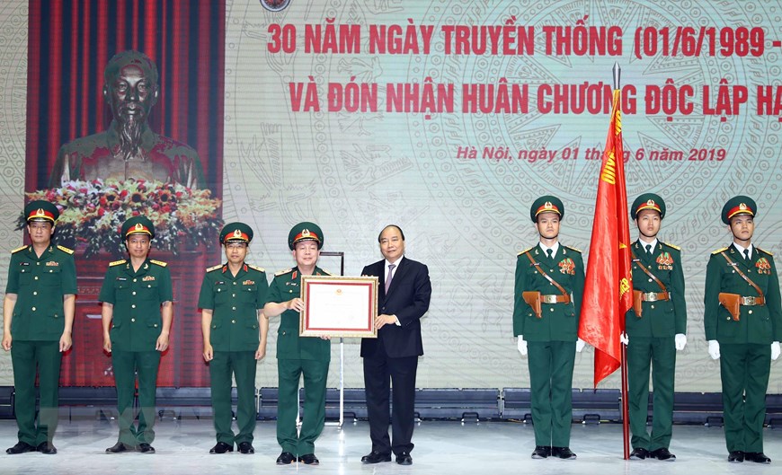 Thủ tướng Nguyễn Xuân Phúc, thừa ủy quyền Chủ tịch nước trao Huân chương Độc lập hạng Nhất cho Tập đoàn Công nghiệp - Viễn thông Quân đội