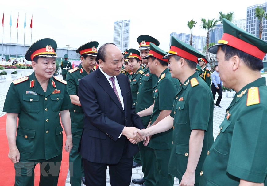 Thủ tướng Nguyễn Xuân Phúc bắt tay lãnh đạo Bộ Quốc phòng và tập đoàn Viettel. (Ảnh: Thống Nhất/TTXVN)
