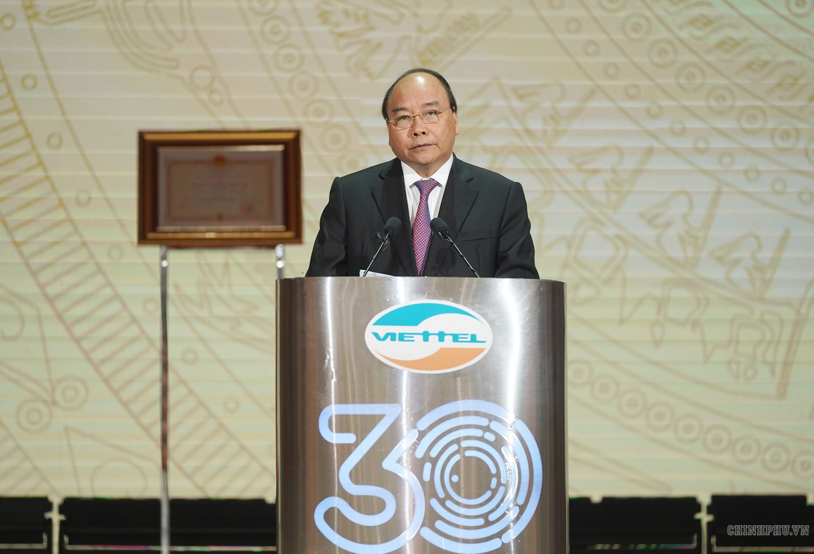 Thủ tướng Nguyễn Xuân Phúc: Đất nước cần nhiều doanh nghiệp như Viettel. Ảnh VGP/Quang Hiếu