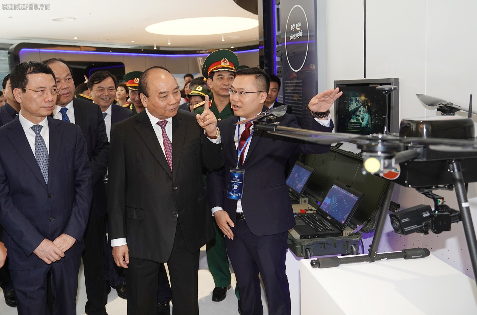 Thủ tướng thăm trưng bày các sản phẩm công nghệ của Tập đoàn Viettel. Ảnh VGP/Quang Hiếu