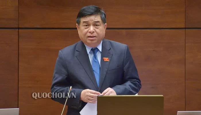 Bộ trưởng Bộ Kế hoạch và Đầu tư Nguyễn Chí Dũng giải trình trước Quốc hội