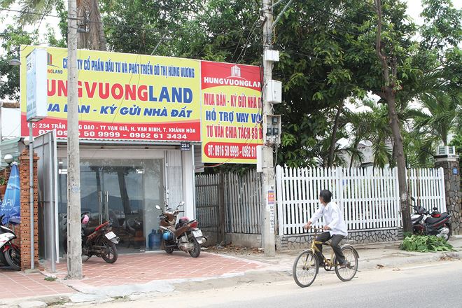 Các phòng giao dịch bất động sản ở Bắc Vân Phong không còn đông đúc, náo nhiệt như trước