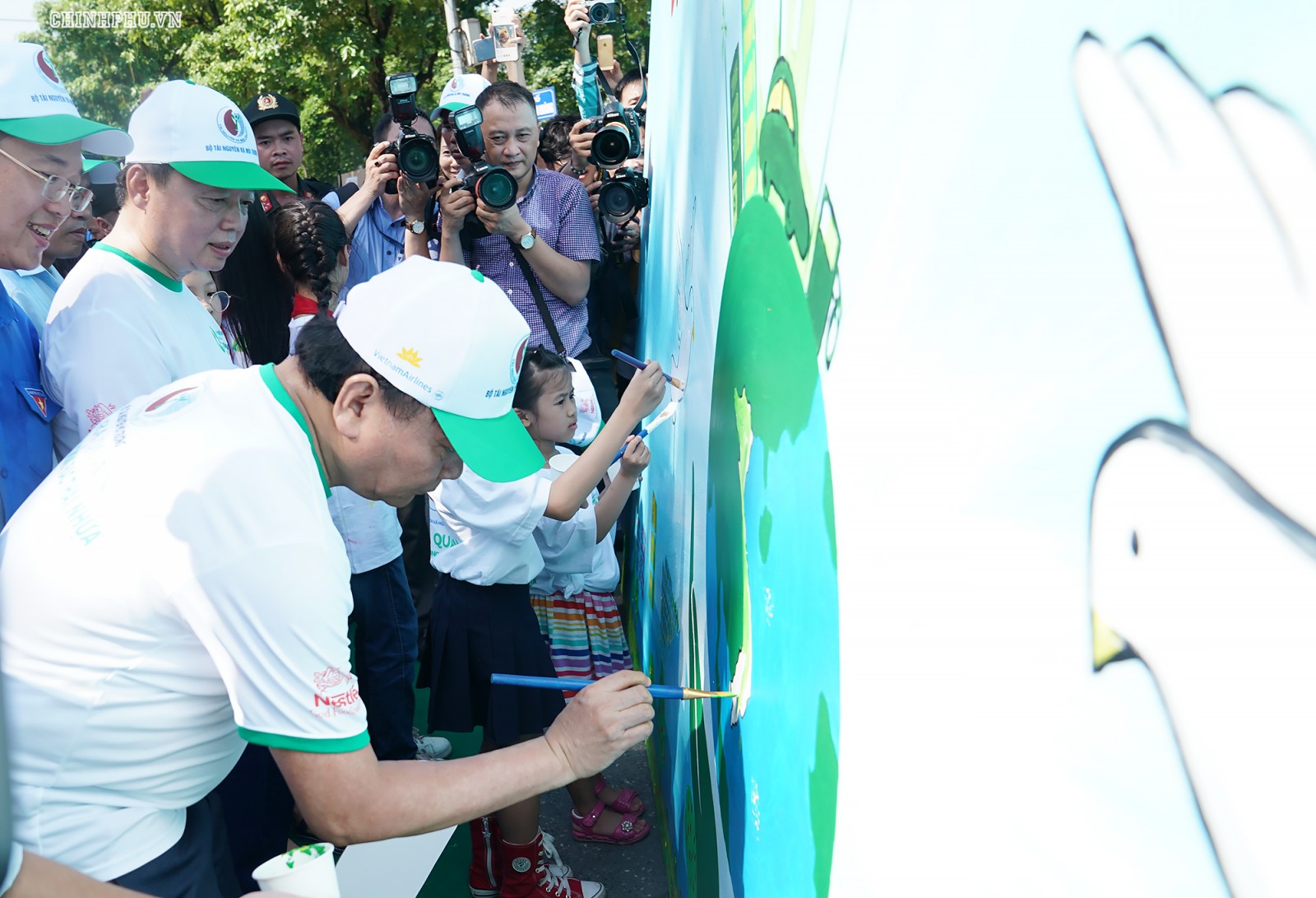 Thủ tướng cùng các em thiếu nhi vẽ tranh cổ vũ phong trào chống rác thải nhựa. Ảnh: VGP/Quang Hiếu