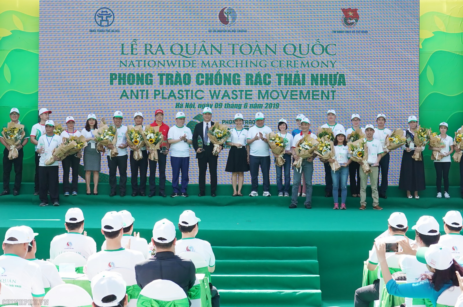 Thủ tướng chúc mừng Liên minh các doanh nghiệp Chống rác thải nhựa. -Ảnh: VGP/Quang Hiếu