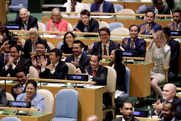 Đoàn Việt Nam do Thứ trưởng Bộ Ngoại giao Lê Hoài Trung (phải, hàng thứ 2, bên trái) dẫn đầu vui mừng sau khi kết quả bỏ phiếu cho thấy Việt Nam được bầu chọn là ủy viên không thường trực Hội đồng Bảo Liên hợp quốc nhiệm kỳ 2020-2021, tại New York, Mỹ ngày 7/6/2019. (Nguồn: THX/TTXVN)
