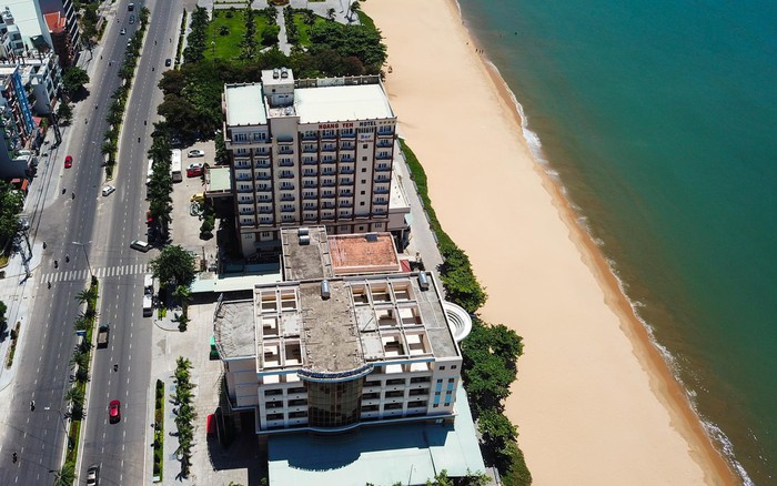 Cụm khách sạn Bình Dương (2 sao) và Hoàng Yến (4 sao) bên bờ biển Quy Nhơn.