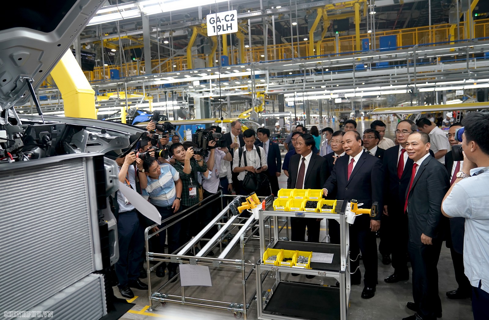 Thủ tướng thăm Nhà máy ô tô VinFast. Ảnh: VGP/Quang Hiếu