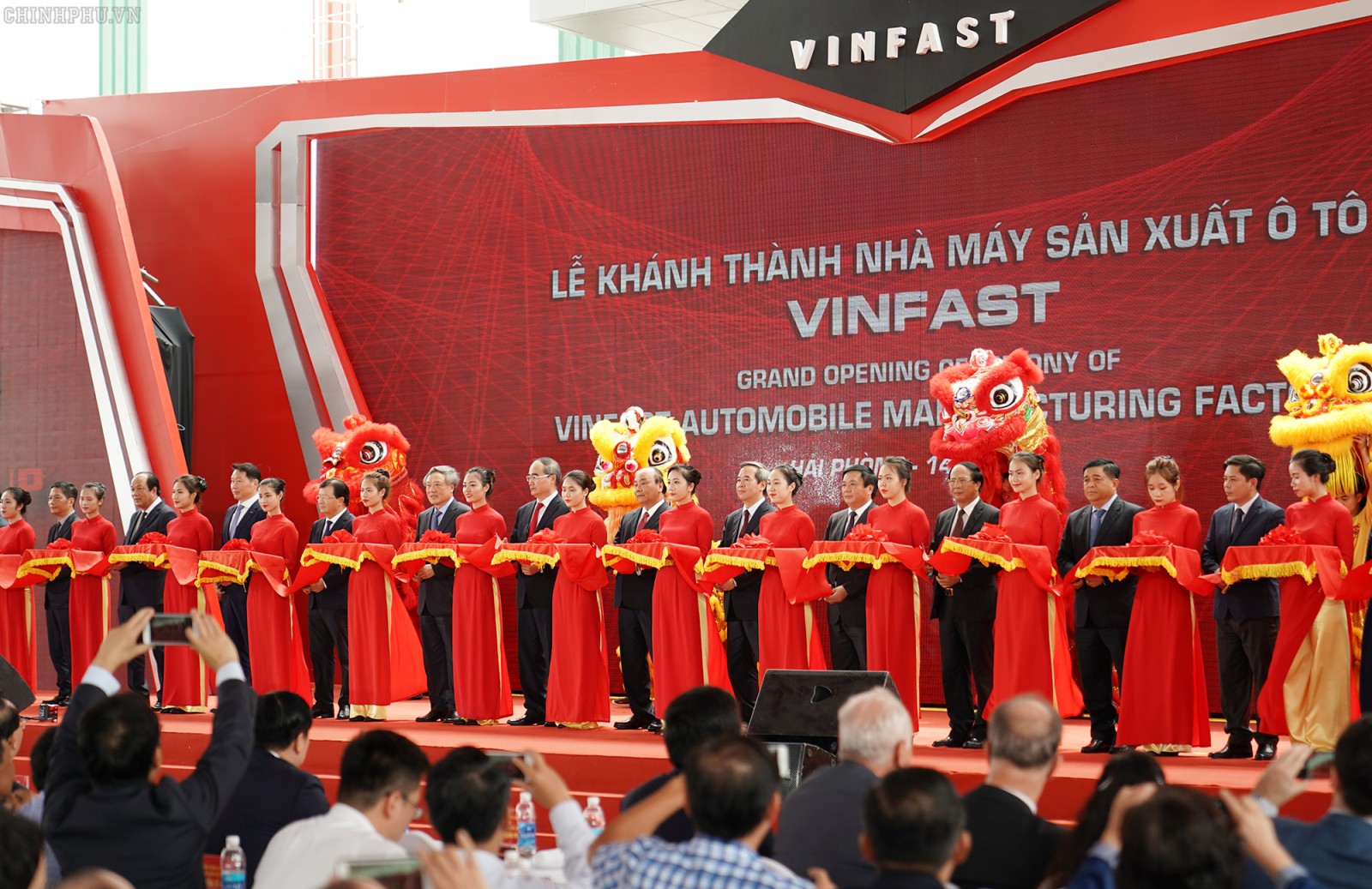 Thủ tướng thăm Nhà máy ô tô VinFast. Ảnh: VGP/Quang Hiếu