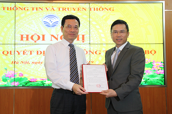 Bộ trưởng TT&TT Nguyễn Mạnh Hùng trao quyết định bổ nhiệm cho ông Phạm Anh Tuấn