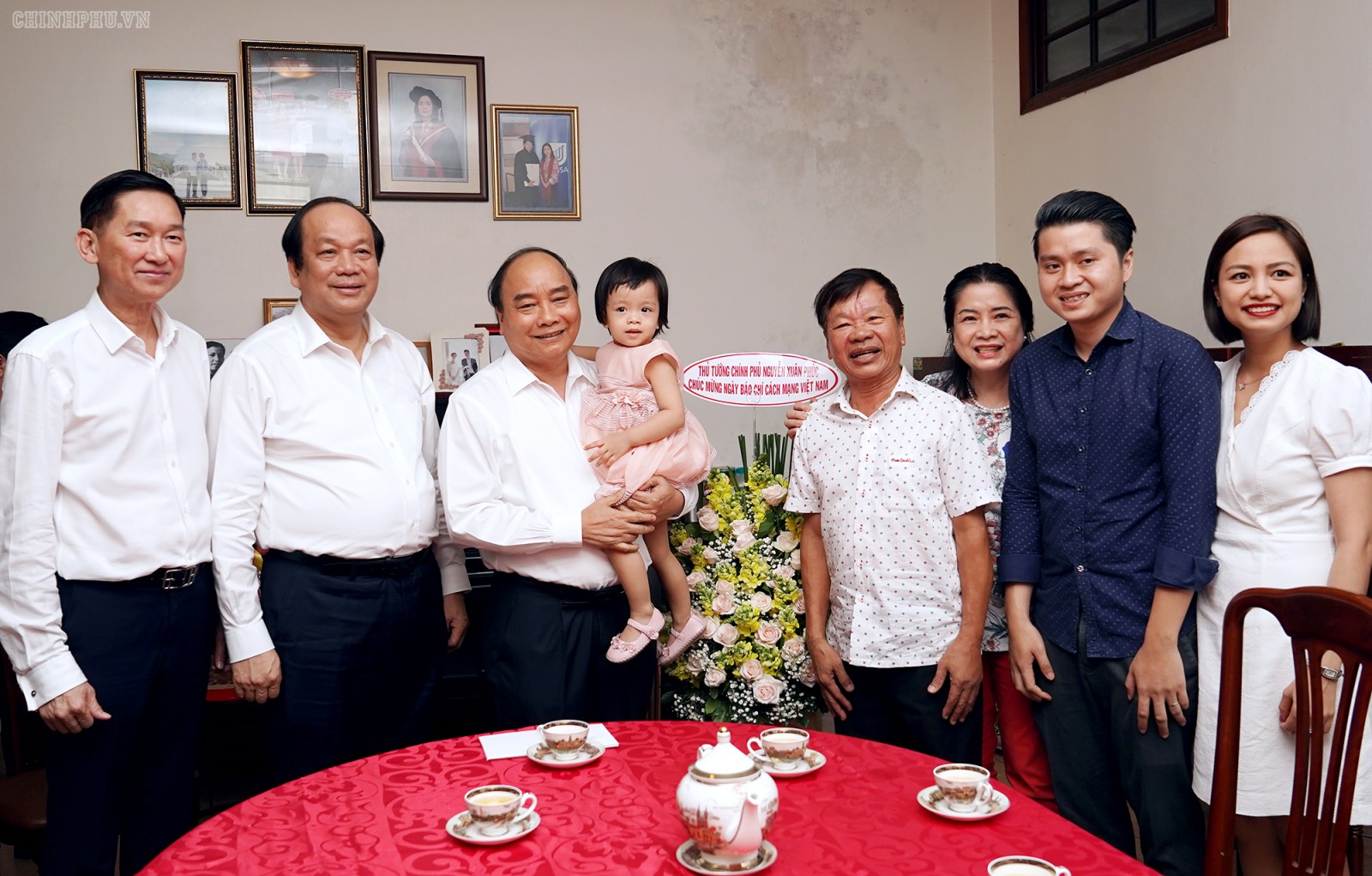 Thủ tướng Nguyễn Xuân Phúc tặng hoa nhà báo Mã Diệu Cường. Ảnh: VGP/Quang Hiếu