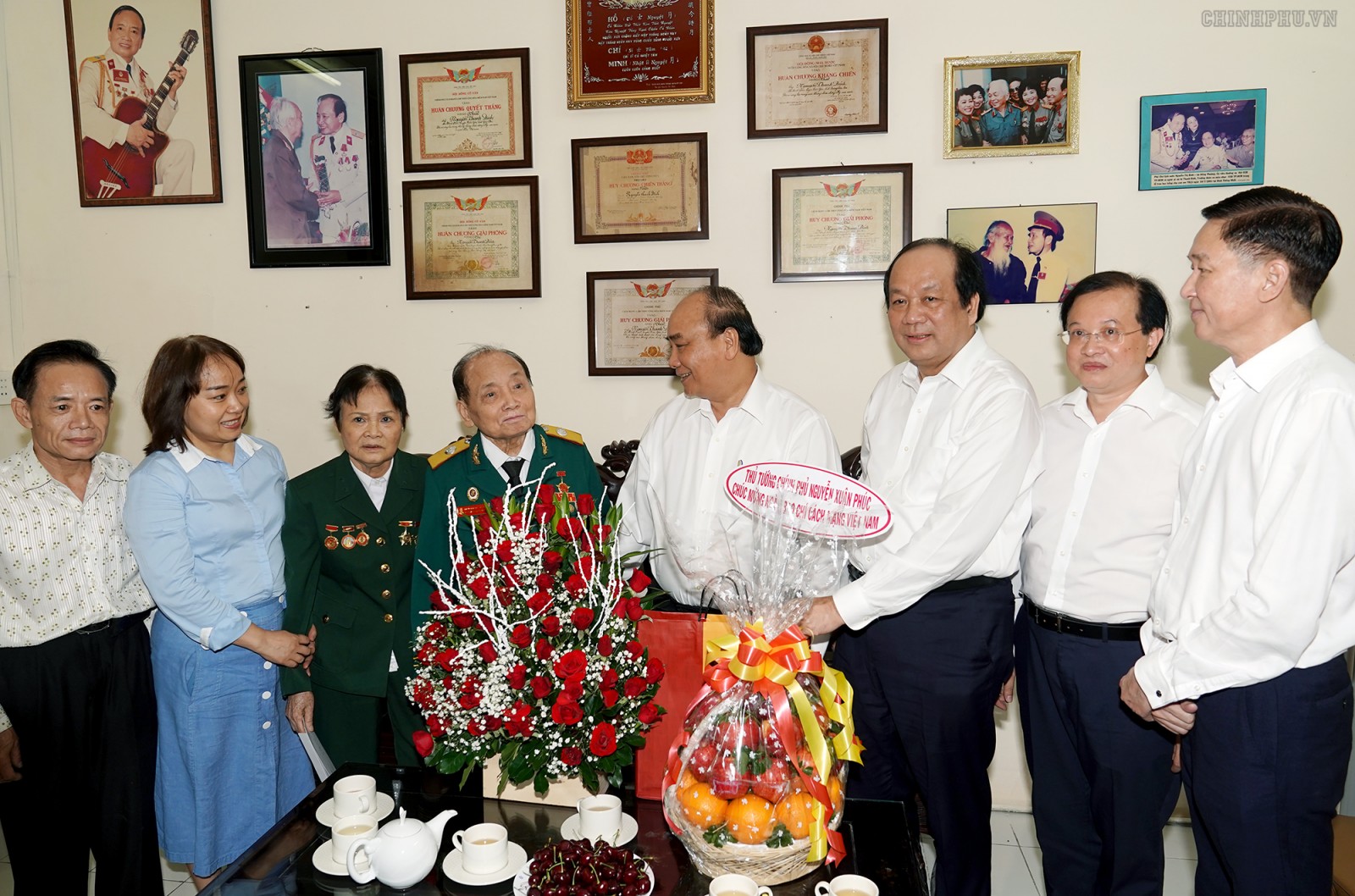 Thủ tướng Nguyễn Xuân Phúc tặng hoa Nghệ sĩ ưu tú Thanh Đính. Ảnh: VGP/Quang Hiếu