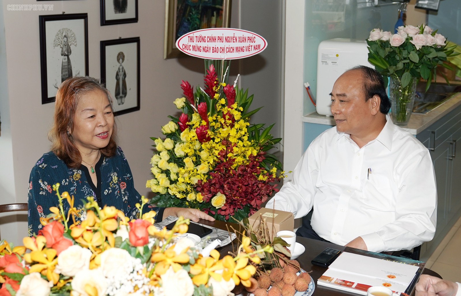 Thủ tướng Nguyễn Xuân Phúc tặng hoa nhà báo Nguyễn Thị Hằng Nga. Ảnh: VGP/Quang Hiếu