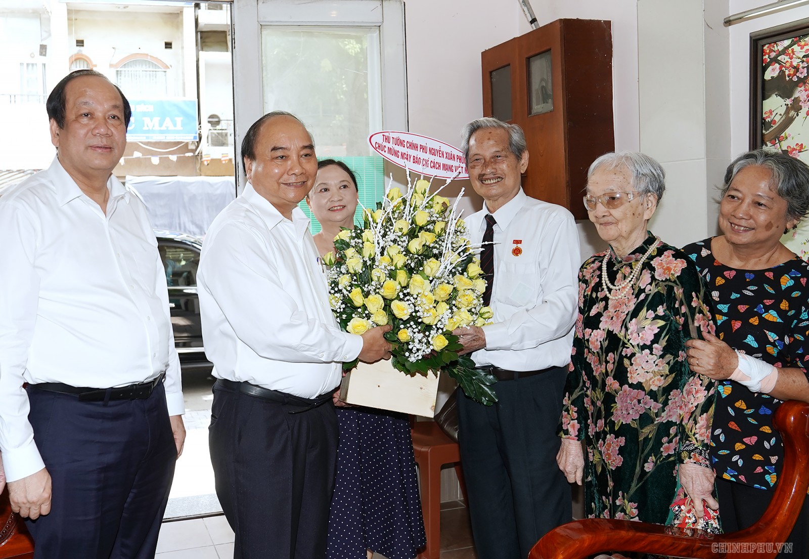 Thủ tướng Nguyễn Xuân Phúc thăm hỏi, tặng hoa nhà Nguyễn Trọng Xuất. Ảnh: VGP/Quang Hiếu