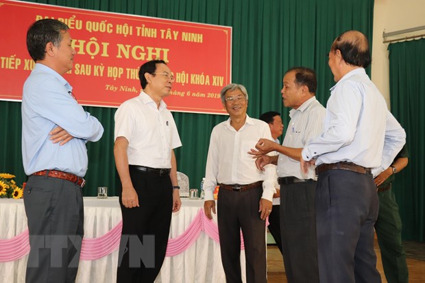 Đại biểu Quốc hội, Bí thư Trung ương Đảng Nguyễn Văn Nên trao đổi với các cử tri Tây Ninh tại buổi tiếp xúc. (Ảnh: Lê Đức Hoảnh/TTXVN)