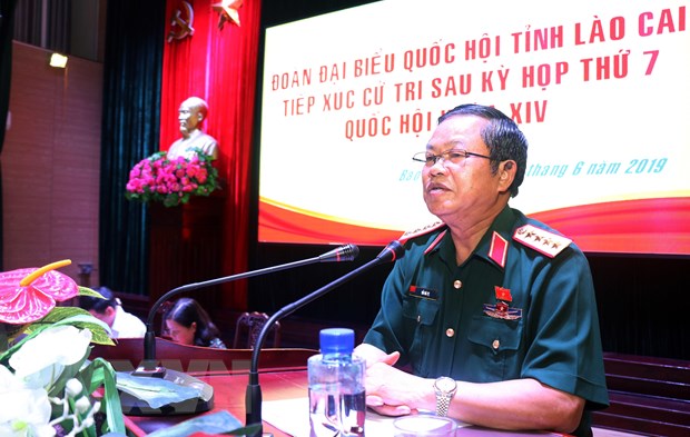Đại tướng Đỗ Bá Tỵ, Ủy viên Trung ương Đảng, Phó Chủ tịch Quốc hội phát biểu tại buổi tiếp xúc cử tri (Ảnh: Quốc Khánh/TTXVN)