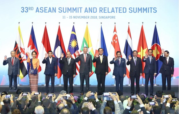 Thủ tướng Nguyễn Xuân Phúc (thứ tư, từ trái sang) và các trưởng đoàn chụp ảnh chung tại Lễ khai mạc Hội nghị Cấp cao ASEAN 33 và các hội nghị cấp cao liên quan, chiều 13/11/2018, tại Singapore. (Ảnh: Thống Nhất/TTXVN)
