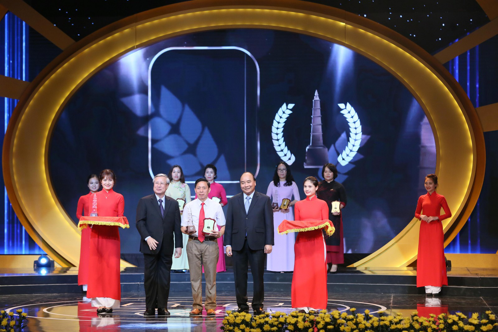 Thủ tướng Nguyễn Xuân Phúc và Thường trực Ban Bí thư Trần Quốc Vượng trao Giải A cho tác giả đoạt giải. Ảnh: VGP