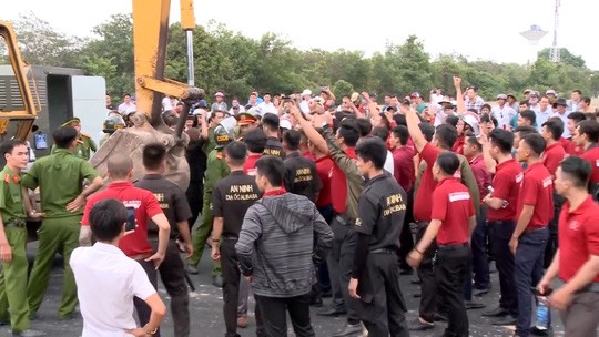 Nhân viên của Alibaba đứng bao vây máy múc khi lực lượng chức năng cưỡng chế công trình sai phạm