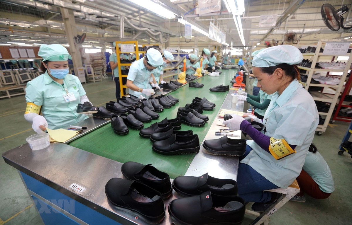 Dây chuyền sản xuất giày, dép xuất khẩu tại Công ty TNHH Midori Safety Footwear Việt Nam, tại khu công nghiệp Điện Nam - Điện Ngọc (Quảng Nam). (Ảnh: Danh Lam/TTXVN)